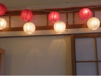 Lyskæde af små japanske rispapirlamper